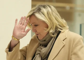 Aşırı sağcı Le Pen suçlu bulundu, siyasetten men edildi