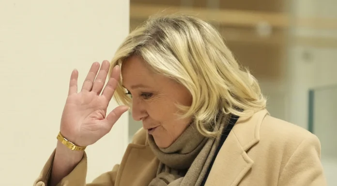 Aşırı sağcı Le Pen suçlu bulundu, siyasetten men edildi