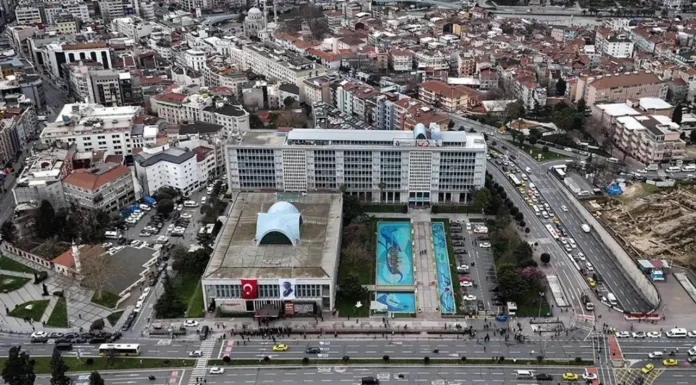 İstanbul’da Saraçhane’ye çıkan birçok yol trafiğe kapatıldı.