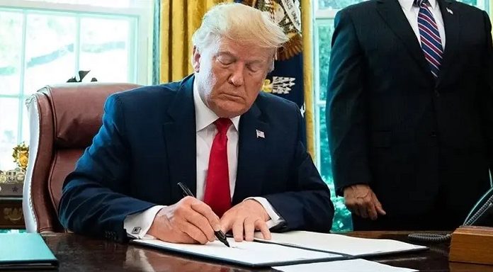 Kapatıyorum dedi, kapattı. Trump, Eğitim Bakanlığı’nın kapatılma kararnamesini imzaladı