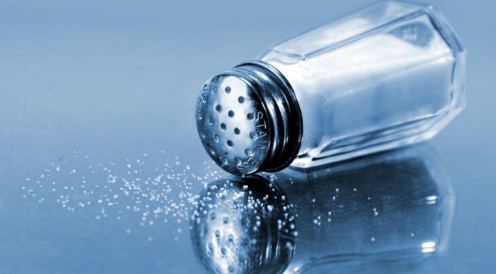 Tuz oranı yüksek bir beslenme ciddi riskler barındırır. Ancak, çok az tuz tüketmek de çeşitli sağlık sorunlarına yol açabilir.