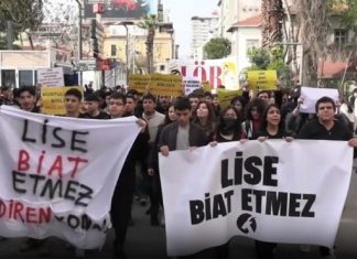 Yapılan protestoların ardından resen öğretmen atamaları durduruldu.