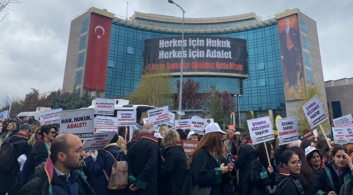Türkiye Barolar Birliği öncülüğünde baro başkanları ve avukatlar, Ankara’da “Savunmanın Bağımsızlığı, Hukuka Saygı” temasıyla Anıtpark’a yürüdü.