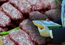 Bir çok markette satılıyor, köfte diye tüketiyorduk. İçinden neler çıktı neler…