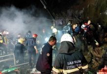 Samsun’da heyelan. Kayalar akaryakıt istasyonundaki aracın üstüne düştü. Anne kurtarıldı, baba ve 2 çocuk hayatını kaybetti