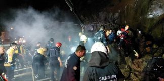 Samsun’da heyelan. Kayalar akaryakıt istasyonundaki aracın üstüne düştü. Anne kurtarıldı, baba ve 2 çocuk hayatını kaybetti