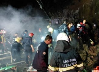 Samsun’da heyelan. Kayalar akaryakıt istasyonundaki aracın üstüne düştü. Anne kurtarıldı, baba ve 2 çocuk hayatını kaybetti