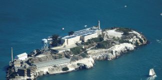 Trump ünlü cezaevinin yeniden hapishaneye dönüştürülmesini emretti.