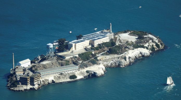 Trump ünlü cezaevinin yeniden hapishaneye dönüştürülmesini emretti.