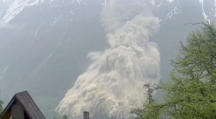 📽️ Buzul heyelanı bir köyü yuttu.