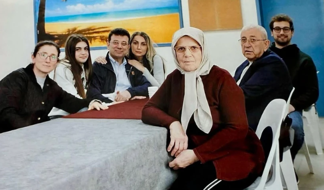 İmamoğlu’ndan cezaevinden ilk fotoğraf
