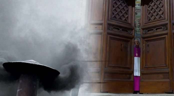 Vatikan’da siyah duman yükseldi!