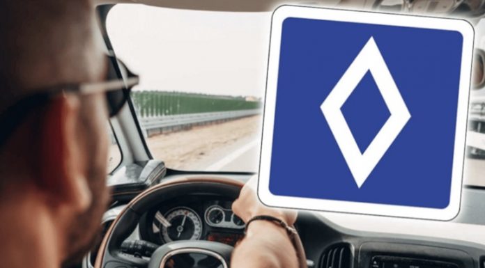 Yeni trafik levhası ‘beyaz elmas’ tanıtıldı