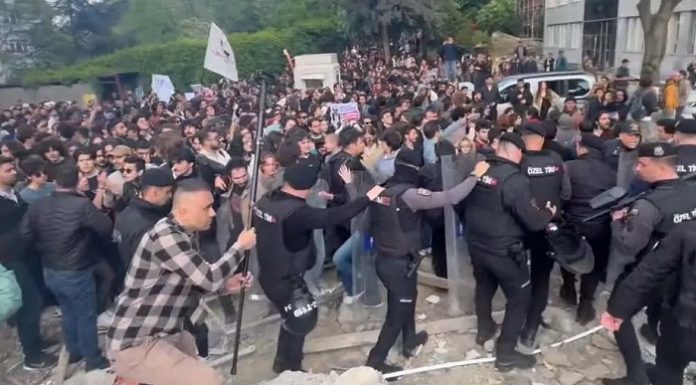 🎥“Evlilikle ilgili şeriatımız İslam’ın yaş haddi yoktur” demişti. İslamcı yazar Nurettin Yıldız’a Boğaziçi’nde protesto; 97 öğrenci gözaltında