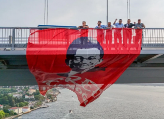 🎥Savcılık yasaklamıştı. CHP’li vekillerden köprüde eylem. 15 Temmuz Şehitler Köprüsü’ne ‘Free İmamoğlu’ pankartı astılar!