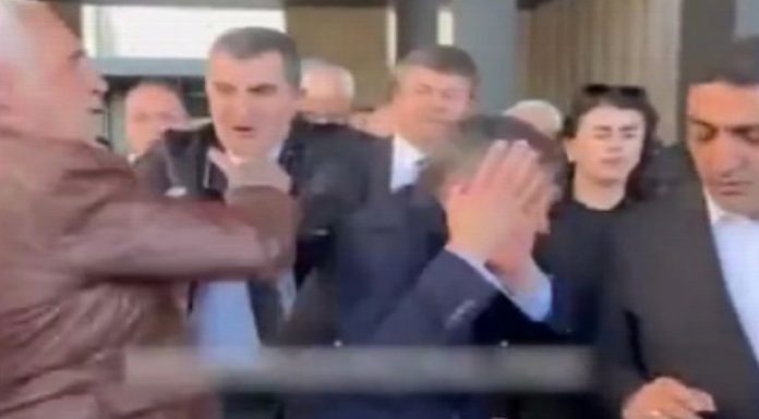 🎥Özgür Özel’e yumruklu saldırı!