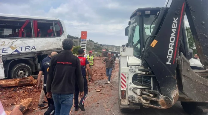 Çanakkale’de zincirleme kaza :4 kişi hayatını kaybetti. Yaralılar var.