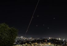 İran, İsrail’e yönelik balistik füze saldırılarını başlattı. Tel Aviv’den dumanlar ve siren sesleri yükseliyor.