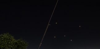 İran, İsrail’e yönelik balistik füze saldırılarını başlattı. Tel Aviv’den dumanlar ve siren sesleri yükseliyor.