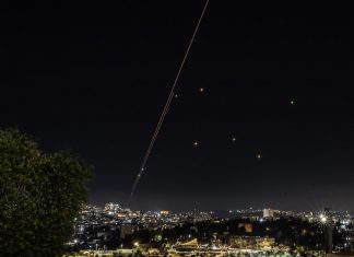 İran, İsrail’e yönelik balistik füze saldırılarını başlattı. Tel Aviv’den dumanlar ve siren sesleri yükseliyor.