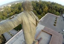 Kırgızistan’ın güney başkenti Oş’taki Lenin heykeli kaldırıldı.
