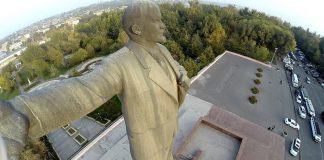 Kırgızistan’ın güney başkenti Oş’taki Lenin heykeli kaldırıldı.