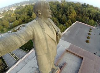 Kırgızistan’ın güney başkenti Oş’taki Lenin heykeli kaldırıldı.