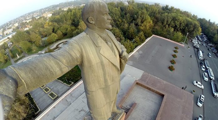 Kırgızistan’ın güney başkenti Oş’taki Lenin heykeli kaldırıldı.