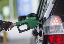 Benzin ve motorin fiyatlarına bu gece yarısı itibariyle yeniden büyük bir zam gelecek. Benzin ve motorinin litresi 50 TL’yi geçecek