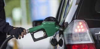 Benzin ve motorin fiyatlarına bu gece yarısı itibariyle yeniden büyük bir zam gelecek. Benzin ve motorinin litresi 50 TL’yi geçecek