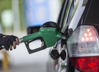 Benzin ve motorin fiyatlarına bu gece yarısı itibariyle yeniden büyük bir zam gelecek. Benzin ve motorinin litresi 50 TL’yi geçecek