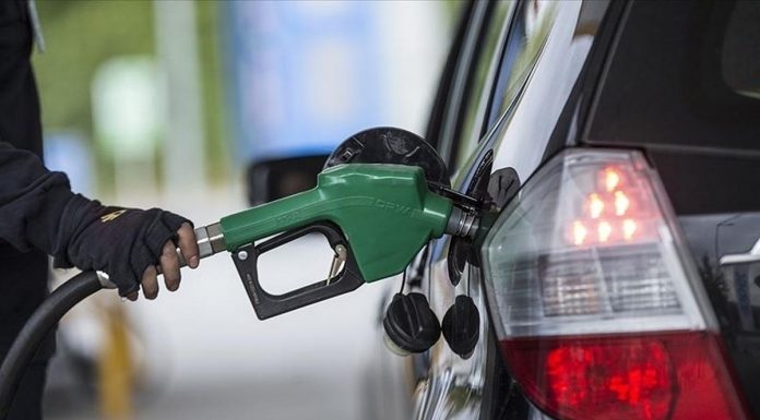 Benzin ve motorin fiyatlarına bu gece yarısı itibariyle yeniden büyük bir zam gelecek. Benzin ve motorinin litresi 50 TL’yi geçecek