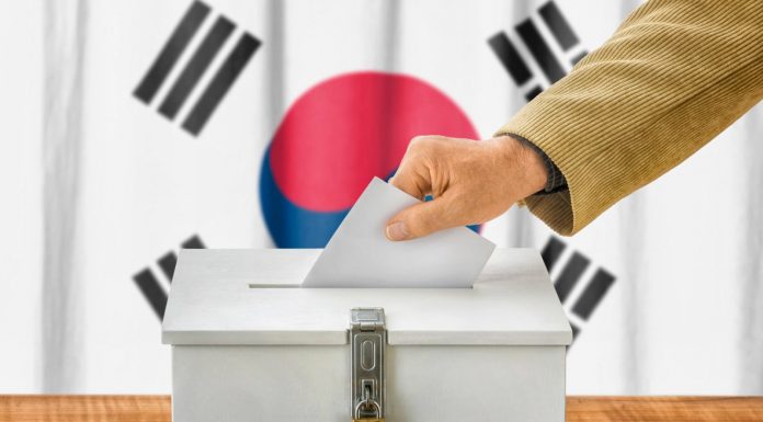 Güney Kore görevden alınan devlet başkanı yerine seçim yapılıyor. Liberal aday önde.