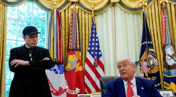 Kavga iyice kızıştı. Azledilme imaları ve hükümet sözleşmelerini fesih tehdidi.