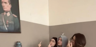 Derdiniz ne? Yabancı uyruklu üç öğrenciden Atatürk’e skandal el hareketi!
