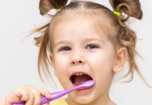 İsveç’te çocuklarının dişlerini fırçalamayan ebeveynler hapse atıldı!