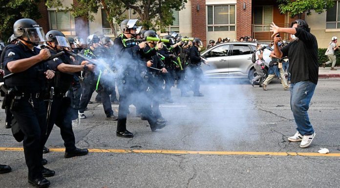 Eylemler 10 kente daha yayıldı! Los Angeles’ta kısmî sokağa çıkma yasağı ilan edildi! Toplu tutuklamalar başladı.