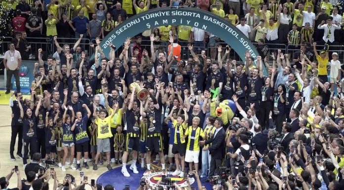 Üçleme. Türkiye Kupası, EuroLeague şampiyonluğundan sonra Basketbol Süper Ligi Şampiyonu Fenerbahçe Beko