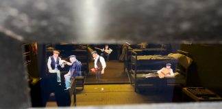 📽️ Sinop Tarihi Cezaevi hologramla tekrar canlandırıldı; Sabahattin Ali’nin silueti koğuşun içinde ziyaretçileri zamanda yolculuğa çıkarıyor.