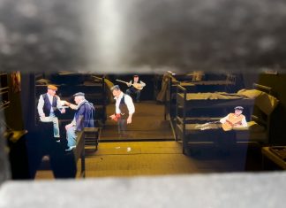 📽️ Sinop Tarihi Cezaevi hologramla tekrar canlandırıldı; Sabahattin Ali’nin silueti koğuşun içinde ziyaretçileri zamanda yolculuğa çıkarıyor.