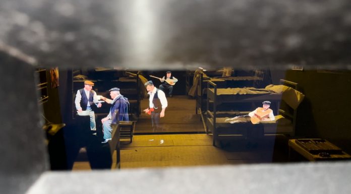 📽️ Sinop Tarihi Cezaevi hologramla tekrar canlandırıldı; Sabahattin Ali’nin silueti koğuşun içinde ziyaretçileri zamanda yolculuğa çıkarıyor.