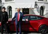 Trump, satın aldığı kırmızı renkli Tesla’yı elden çıkarmayı planlıyor.