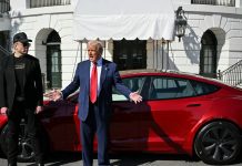 Trump, satın aldığı kırmızı renkli Tesla’yı elden çıkarmayı planlıyor.