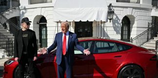 Trump, satın aldığı kırmızı renkli Tesla’yı elden çıkarmayı planlıyor.