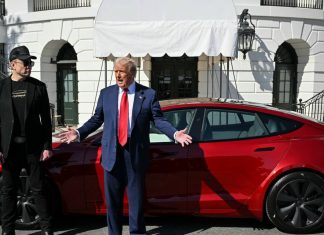 Trump, satın aldığı kırmızı renkli Tesla’yı elden çıkarmayı planlıyor.