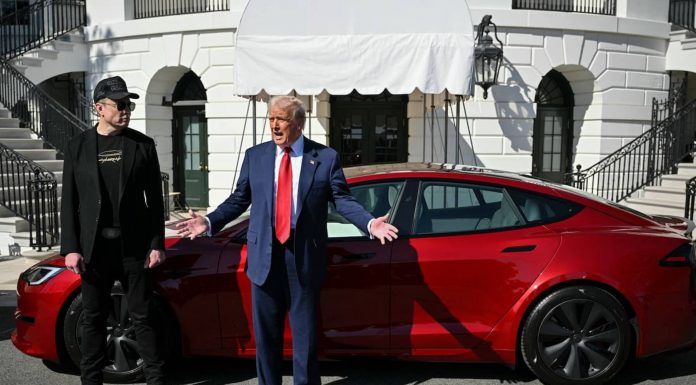 Trump, satın aldığı kırmızı renkli Tesla’yı elden çıkarmayı planlıyor.