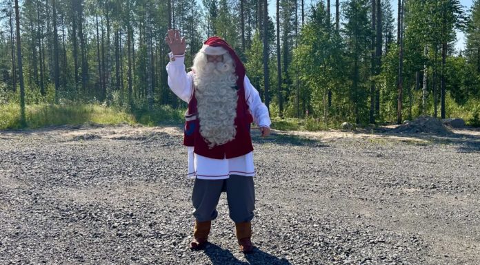 Noel Baba da sıcaktan bunaldı!