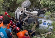 Yangına su taşıyan tanker uçuruma yuvarlandı, 3 kişi hayatını kaybetti