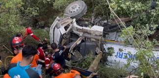 Yangına su taşıyan tanker uçuruma yuvarlandı, 3 kişi hayatını kaybetti