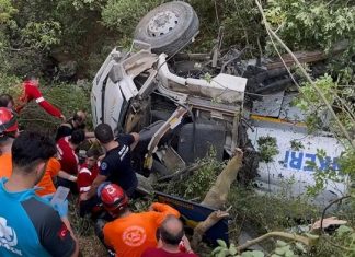 Yangına su taşıyan tanker uçuruma yuvarlandı, 3 kişi hayatını kaybetti